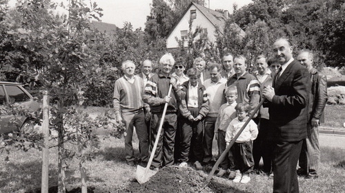 Hugo Schuster (3.v.l) bei der Pflanzung der Turnereiche 1989