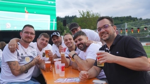 Beste Stimmung herrscht kurz vor dem Anpfiff bei den Fußballfans, die am Freitagabend zum Public Viewing bei der TG Stein gekommen sind. (rol)