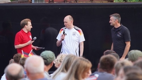 Der Vorsitzende Peter Ketterer (Mitte) und sein Stellvertreter Dominik Bader (rechts) beim Interview mit der „Neuen Welle“. (rol)